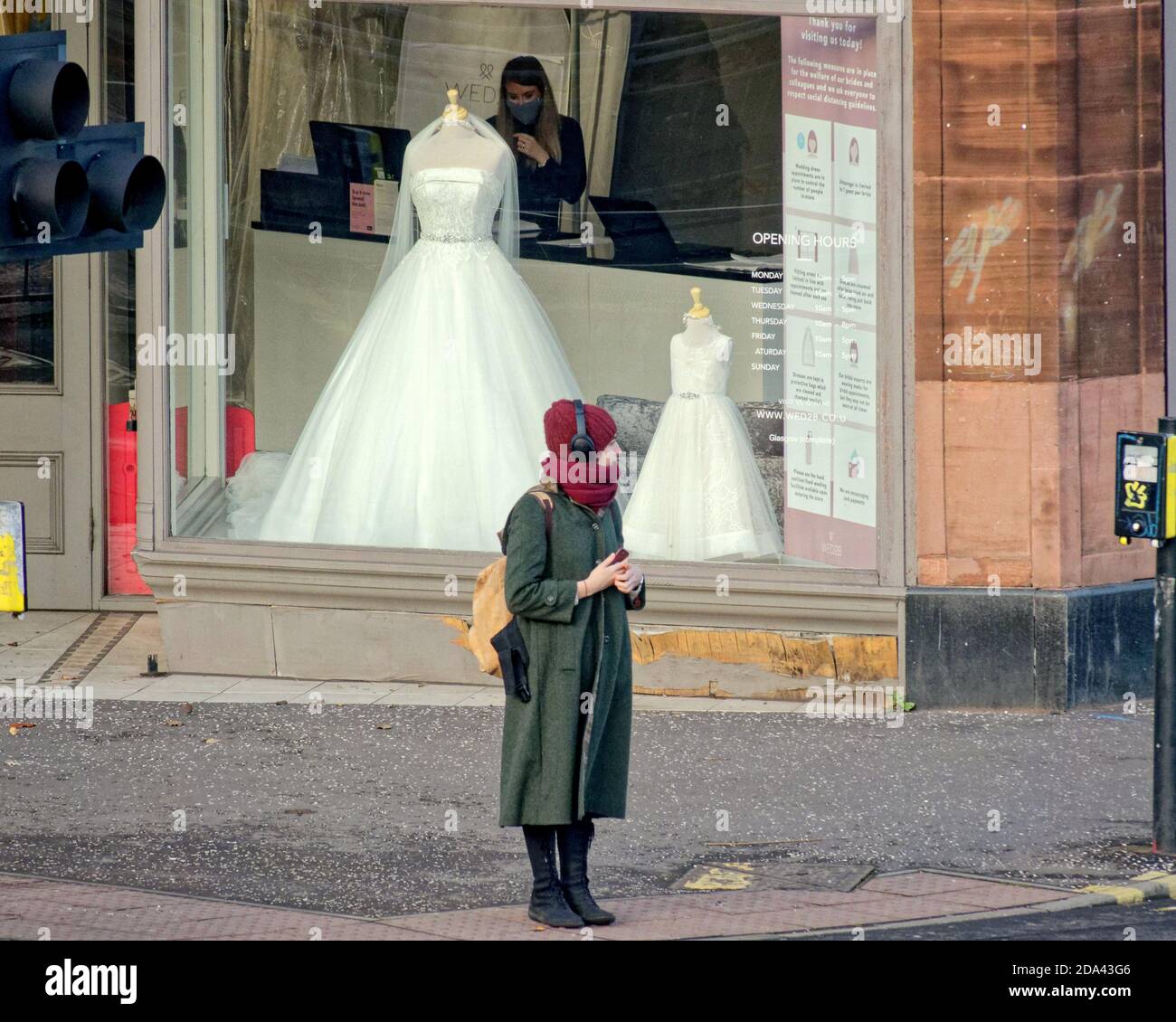Glasgow, Scozia, Regno Unito. 9 novembre 2020: Regno Unito tempo: Giorno caldo ha visto la gente recuperare le strade dalla pandemia come hanno riempito durante il giorno. Credit: Gerard Ferry/Alamy Live News Foto Stock