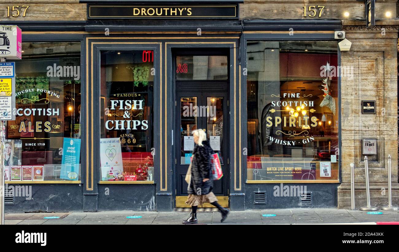 Glasgow, Scozia, Regno Unito. 9 novembre 2020: Regno Unito tempo: Giorno caldo ha visto la gente recuperare le strade dalla pandemia come hanno riempito durante il giorno. Credit: Gerard Ferry/Alamy Live News Foto Stock