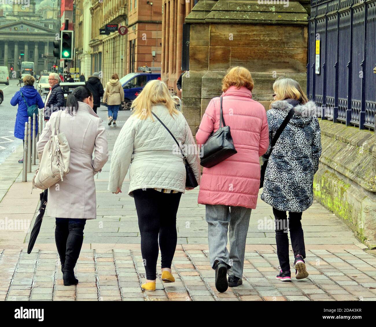 Glasgow, Scozia, Regno Unito. 9 novembre 2020: Regno Unito tempo: Giorno caldo ha visto la gente recuperare le strade dalla pandemia come hanno riempito durante il giorno. Credit: Gerard Ferry/Alamy Live News Foto Stock