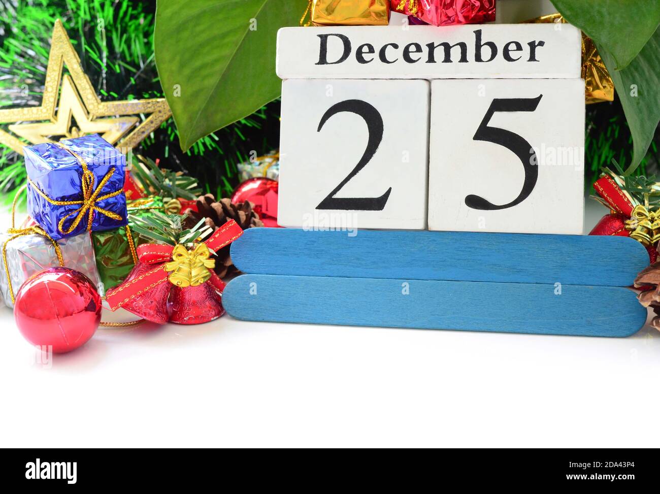 Data 25 dicembre con piante e sfondo di decorazione di Natale Foto stock -  Alamy