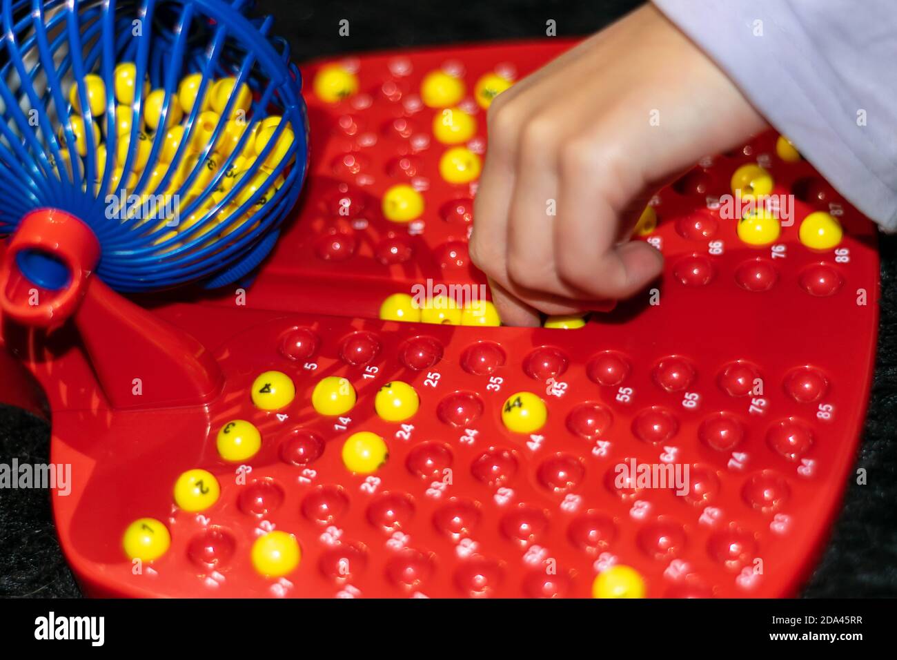 Bambini che giocano durante Covid19 volte, gioco di bingo Foto Stock