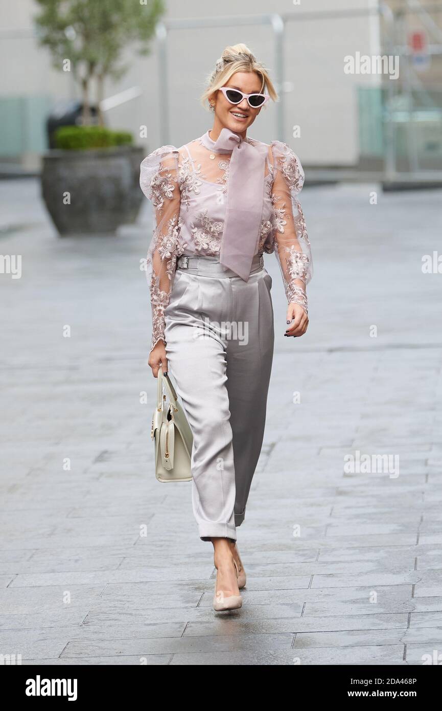 Ashley Roberts ha visto uscire dalla Global radio, Leicester Square London. Foto Stock Ashley Roberts ha visto uscire dalla Global radio, Leicester Square London. Foto Stock