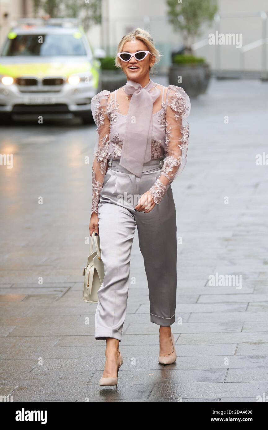 Ashley Roberts ha visto uscire dalla Global radio, Leicester Square London. Foto Stock Ashley Roberts ha visto uscire dalla Global radio, Leicester Square London. Foto Stock