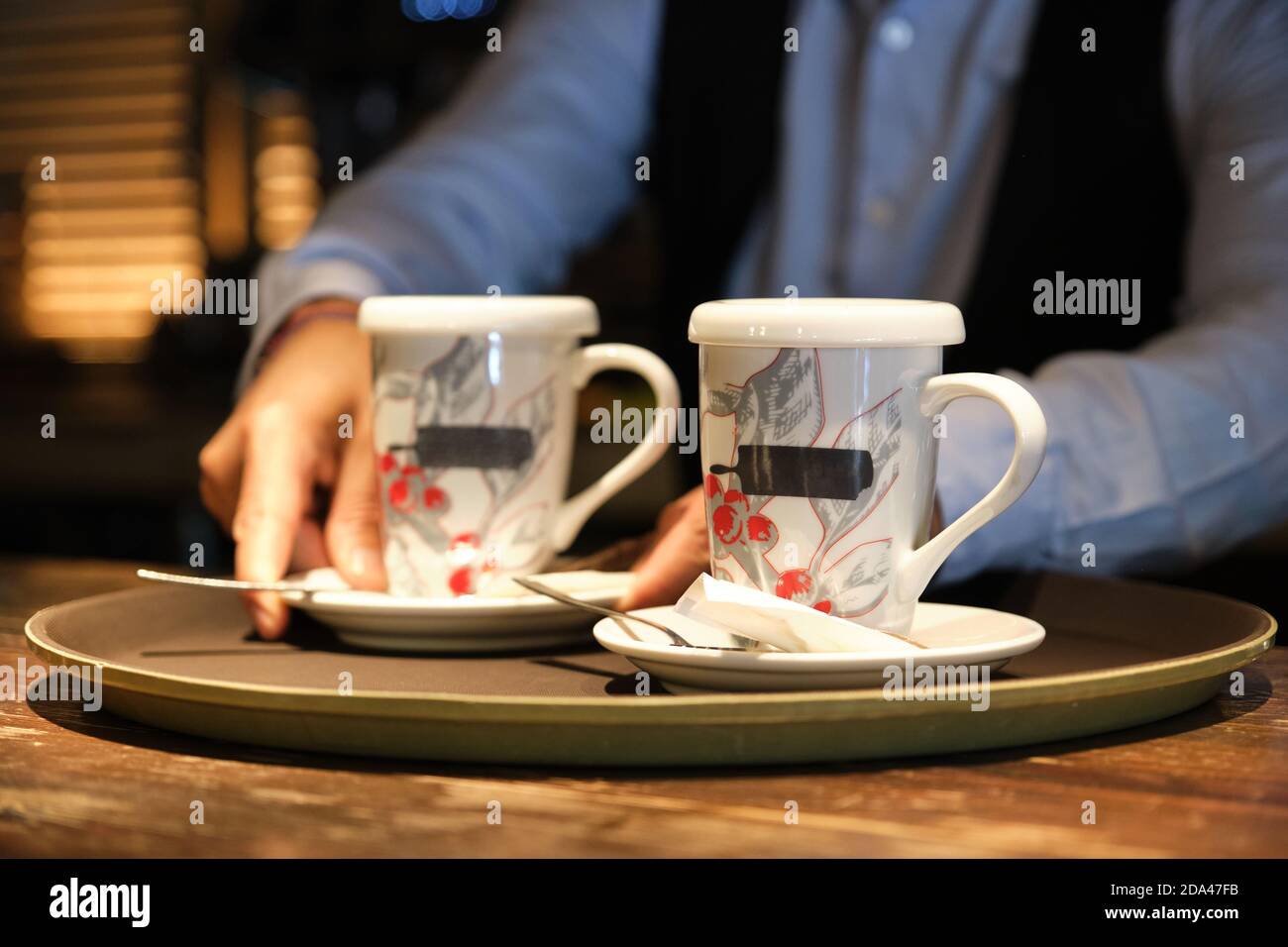 Tazze di tè su un vassoio con un metallo piccolo bricco per latte accanto a  loro Foto stock - Alamy