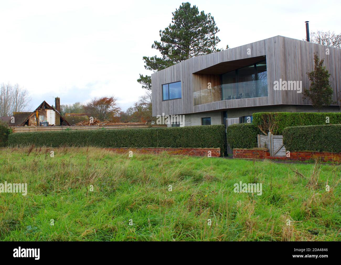 Sito di demolizione sul porto di Bosham, adiacente alla nuova costruzione del sito di demolizione precedente. Foto Stock