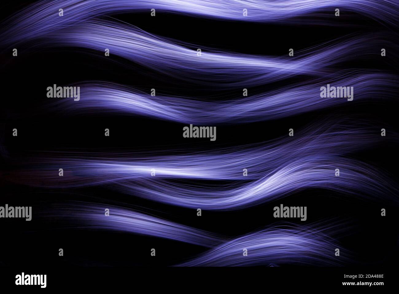 Sfondo con linee curve luminose di colore blu. Sfondo con spazio di copia per testo su schermo o banner. Effetto di pittura luminosa. Foto Stock