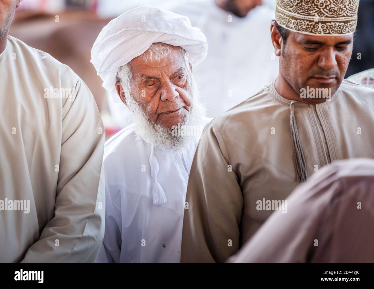 Nizwa, Oman, 2 dicembre 2016: Gli uomini locali che acquistano al mercato della capra di venerdì a Nizwa, Oman Foto Stock