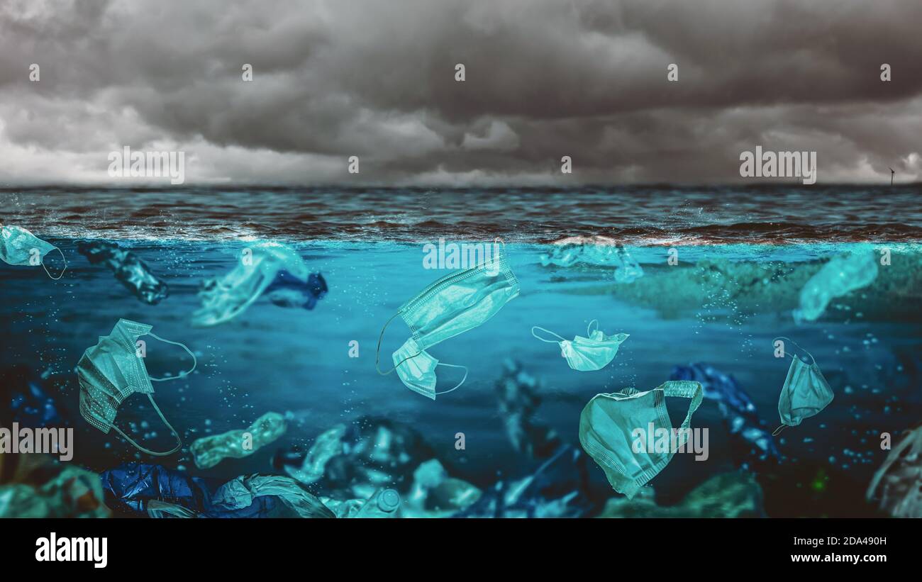 maschere chirurgiche e bottiglie di plastica in mare. rischio ambientale al momento della covid-19. Foto Stock