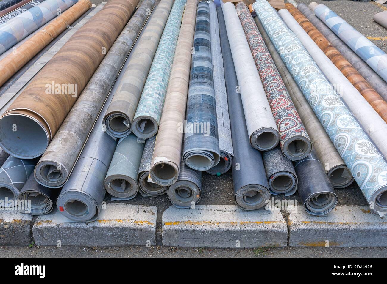 Molti diversi modelli di rulli per pavimentazione in vinile selezione Foto Stock