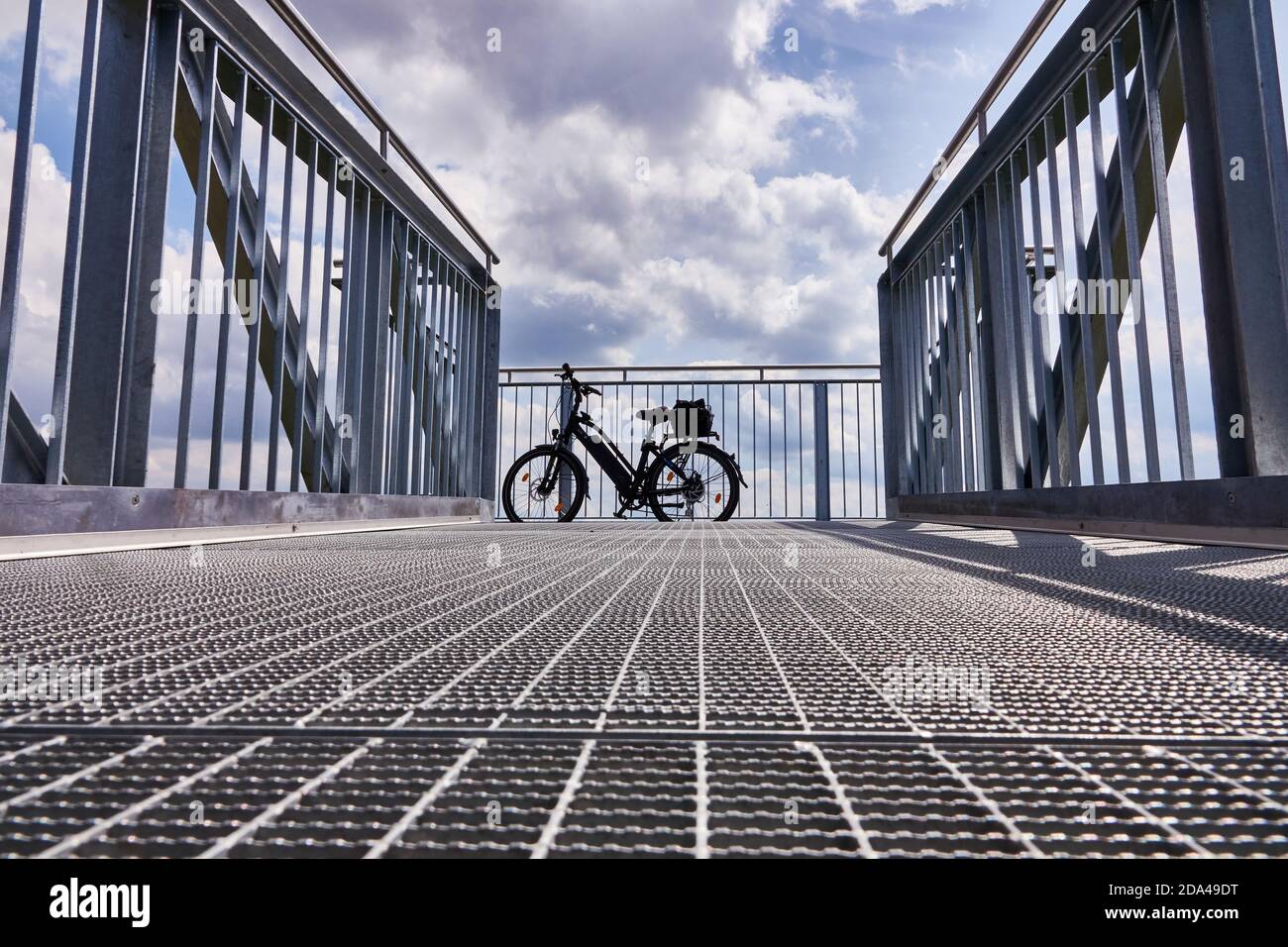 Moehnesse, Germania, 22 luglio 2020: La bicicletta si appoggia contro la parte anteriore della ringhiera della piattaforma di osservazione in reticoli di acciaio Foto Stock