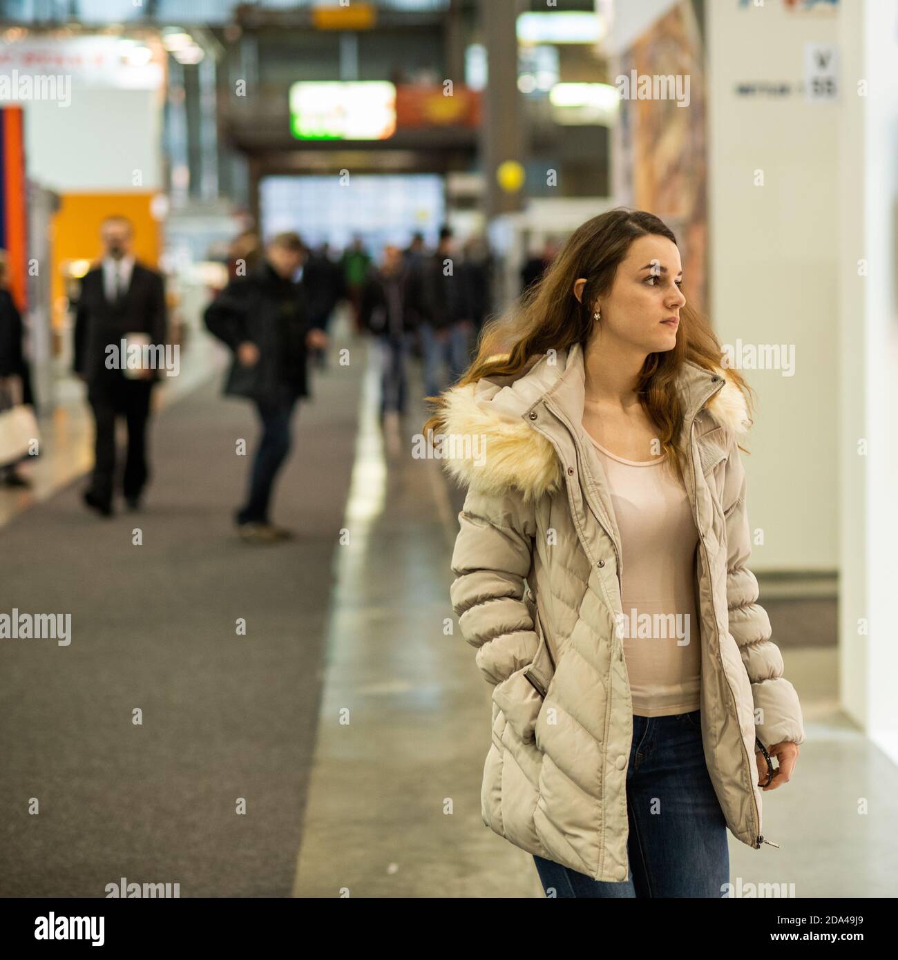 Ritratto di una donna che cammina durante un evento al centro congressi di Brno. Centro espositivo BVV Brno. Repubblica Ceca Foto Stock
