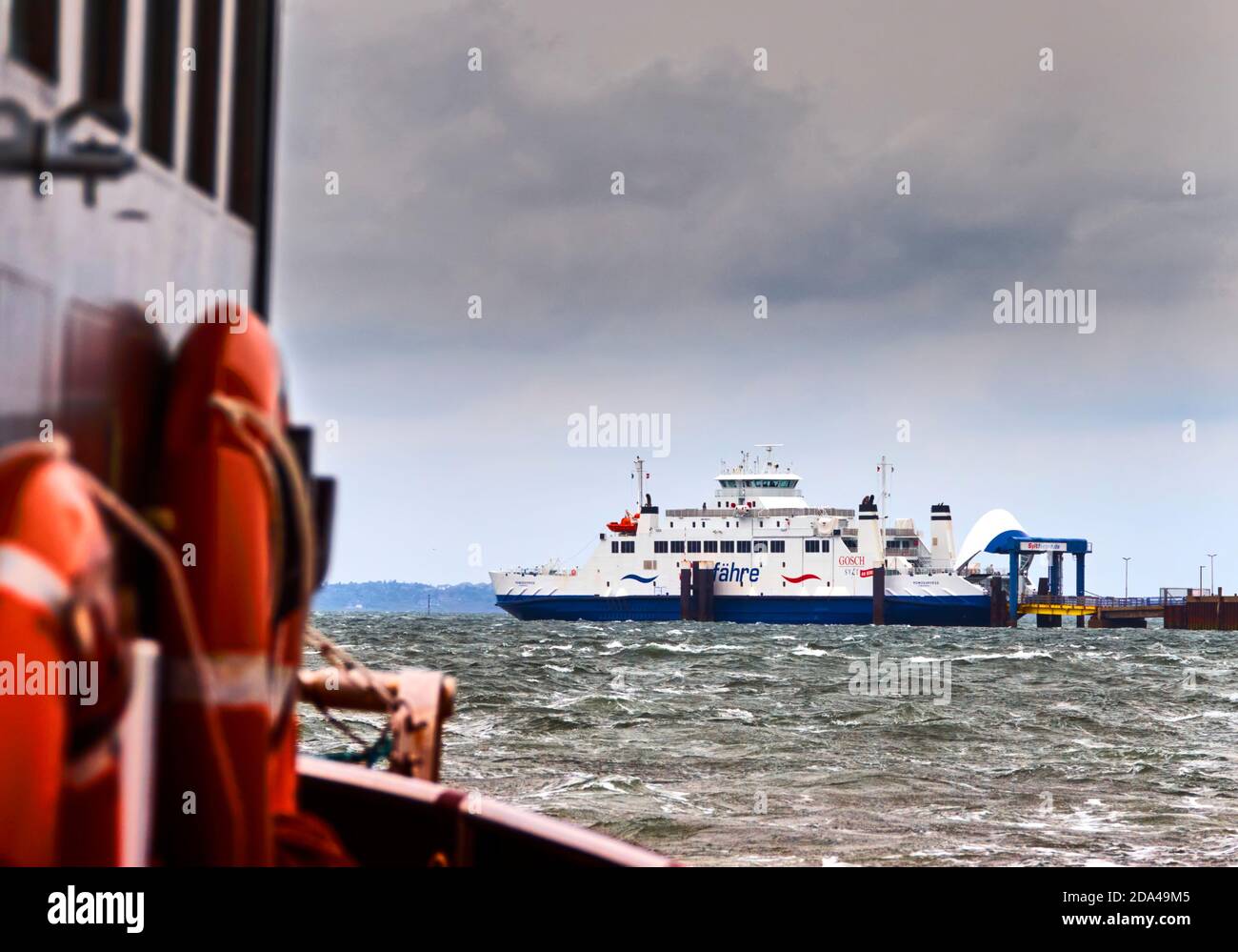 Sylt, Germania, 3 settembre 2020: Il traghetto Sylt attracca al molo nel porto di List per scaricare passeggeri e veicoli. Foto Stock