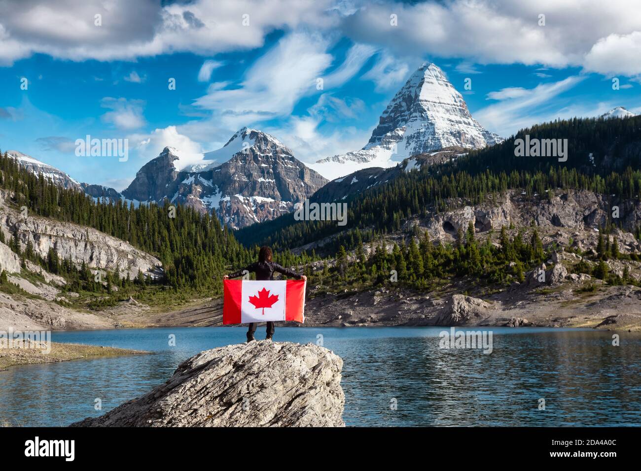 Ragazza che tiene una bandiera nazionale canadese Foto Stock