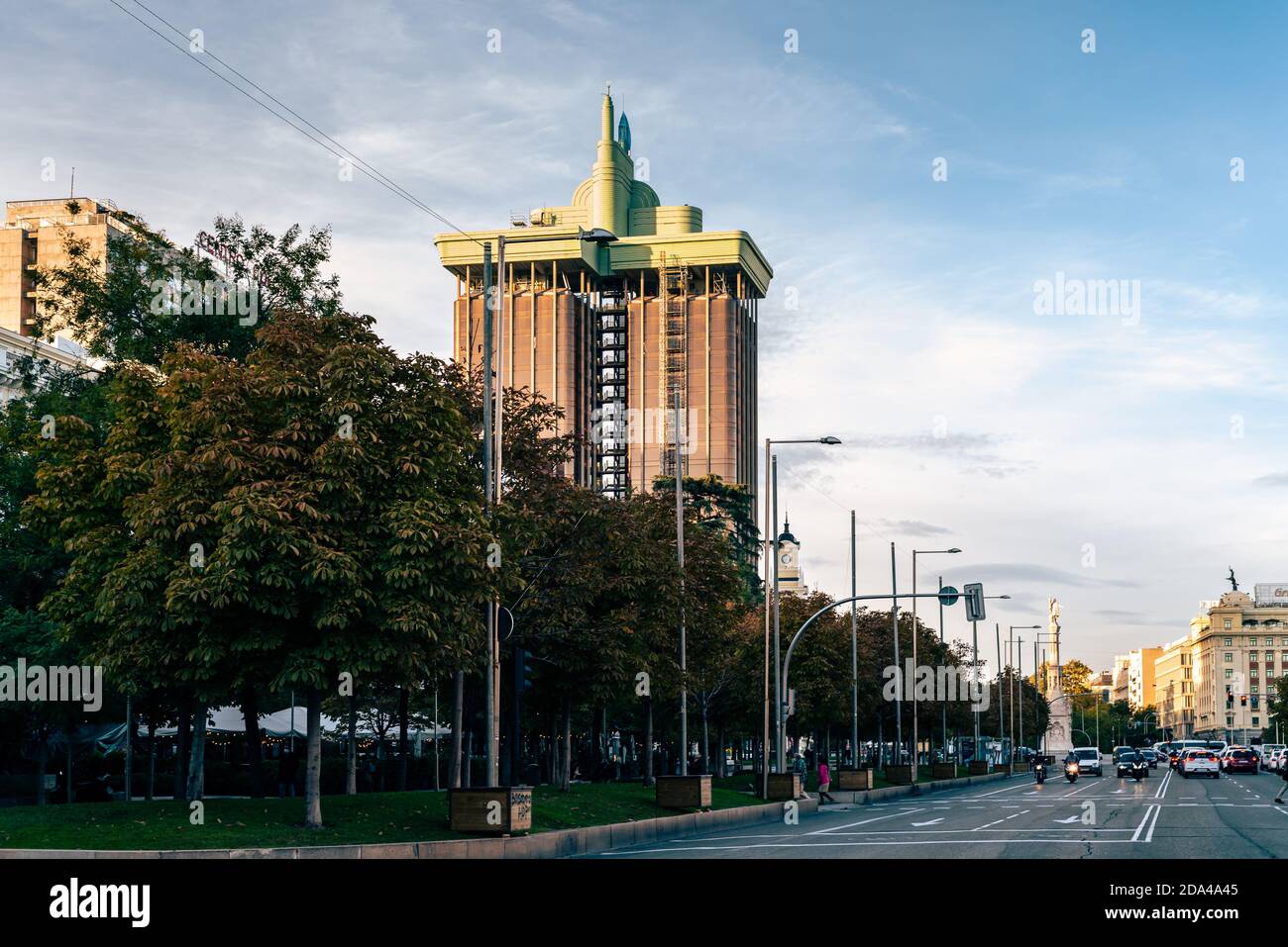 Madrid, Spagna - 27 ottobre 2020: Castellana Avenue e le Torri di Colon in centro al tramonto durante l'autunno Foto Stock