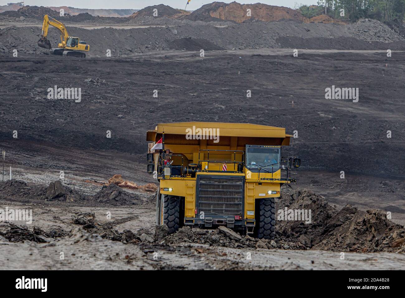 Scaricare il dumper su strada sterrata. Foto Stock