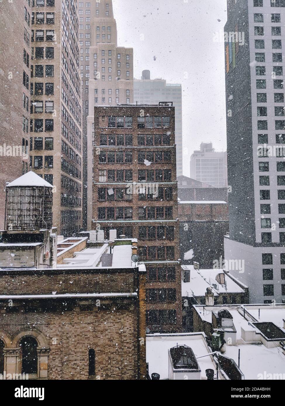 Una vista da una finestra durante la tempesta invernale. Si affaccia sugli  edifici nel centro di Manhattan, New York Foto stock - Alamy