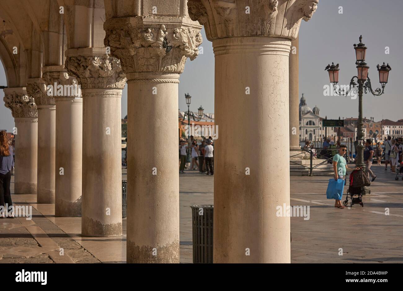 Colonne dei portici di piazza san marco a venezia illuminate da un caldo sole estivo. Foto Stock