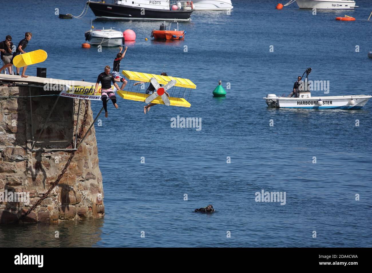 Isole del canale. Alderney. Evento annuale della settimana di Alderney. Volo a motore. Salto di fede. Foto Stock