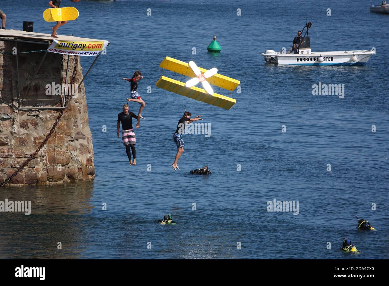 Isole del canale. Alderney. Evento annuale della settimana di Alderney. Volo a motore. Salto di fede. Foto Stock