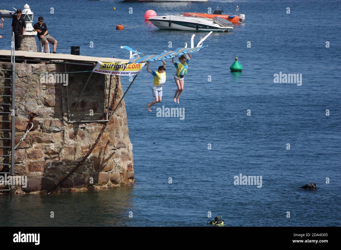 Isole del canale. Alderney. Evento annuale della settimana di Alderney. Volo a motore. Salto di fede. Foto Stock