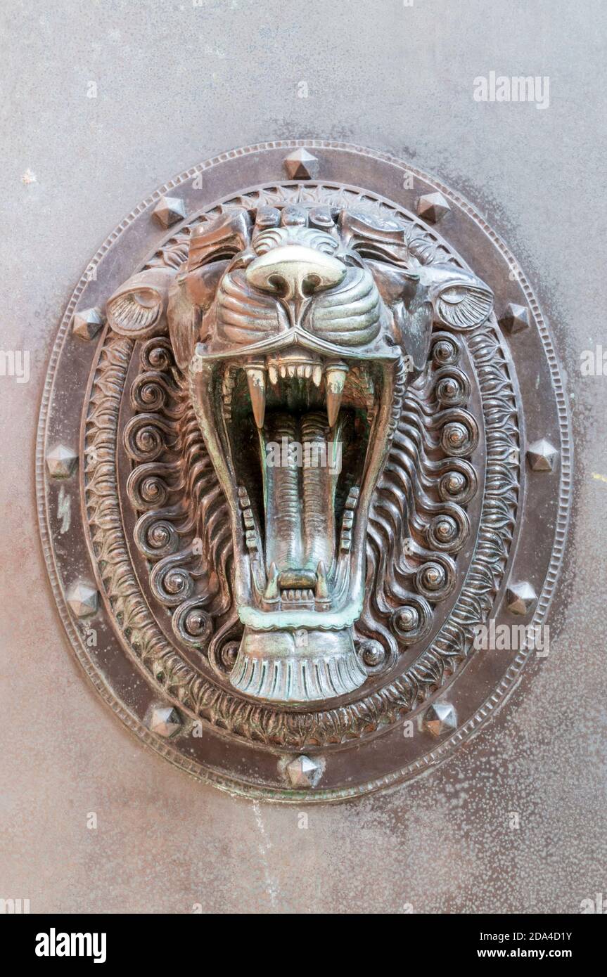 Testa della tigre di bronzo sull'ex Banca Nazionale e Provinciale. Denti reputatamente lucidati dai marinai sfregandoli per fortuna prima di un viaggio. Foto Stock