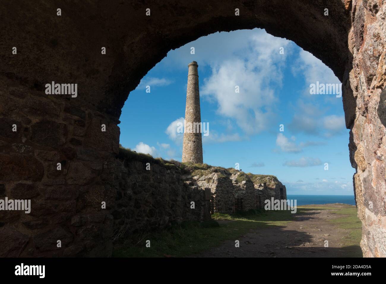 Miniera di stagno abbandonata con camino stack sulla Cornish Coast.World Sito patrimonio Foto Stock