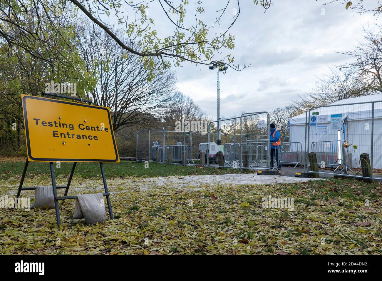 Streatham, Londra, Inghilterra. 9 novembre 2020. L'ingresso a un centro di test NHS Covid-19 su Streatham Common nel sud di Londra nel Regno Unito. (Foto di Sam Mellish / Alamy Live News) Foto Stock