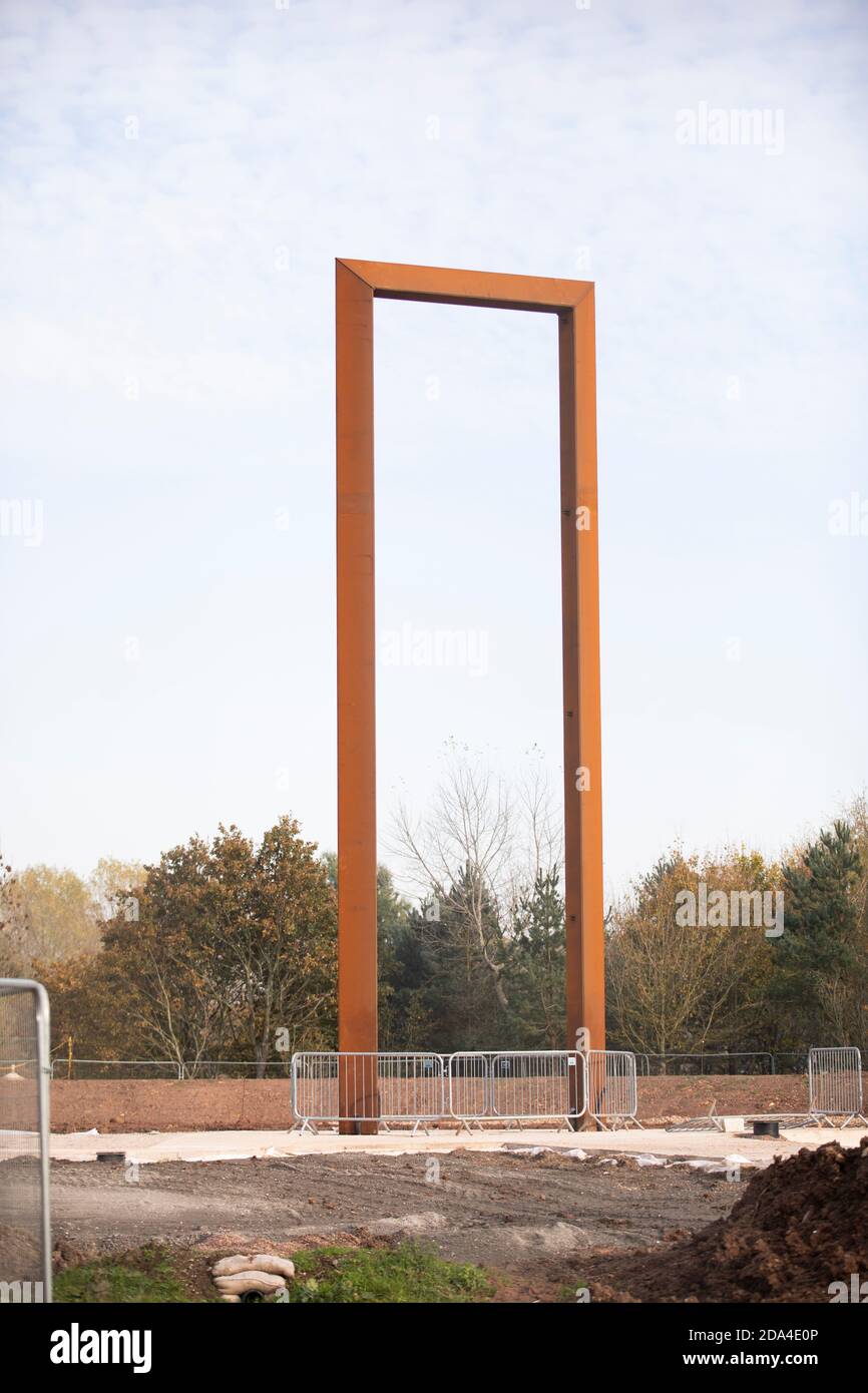 La nuova scultura commemorativa della polizia al National Memorial Arboretum Nello Staffordshire, in costruzione Foto Stock