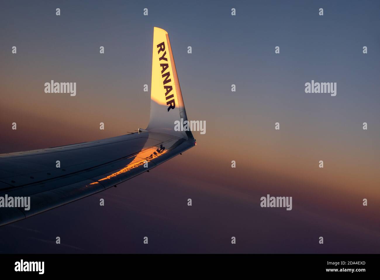 Alata di un Boeing 737-800 appartenente al low-cost Ryanair compagnia aerea Foto Stock