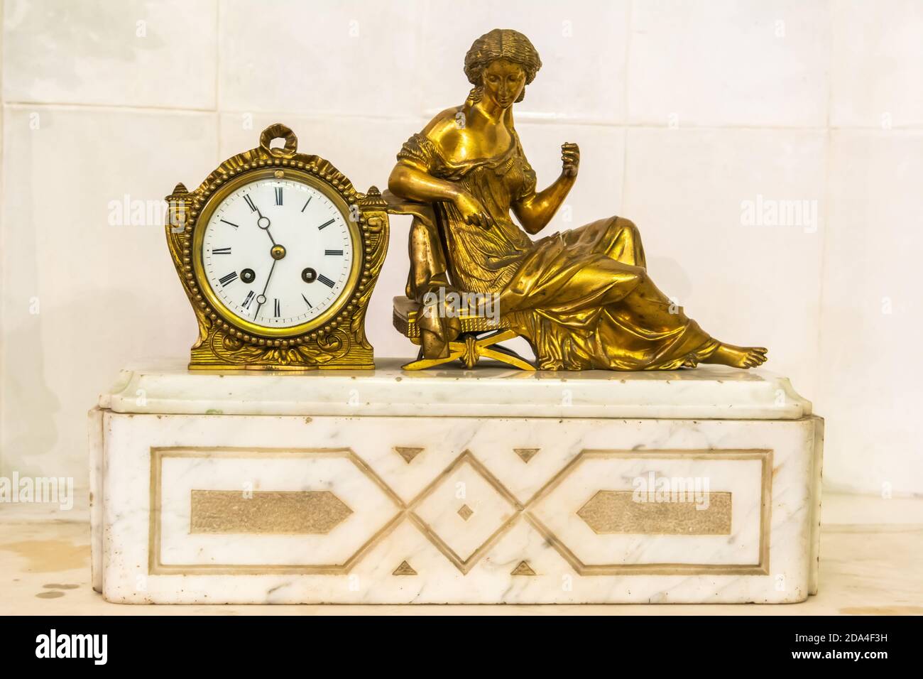 Mosca, Russia – 14 novembre 2017. Elaborato orologio in bronzo che risale al 19 ° secolo, con figure umane. Foto Stock