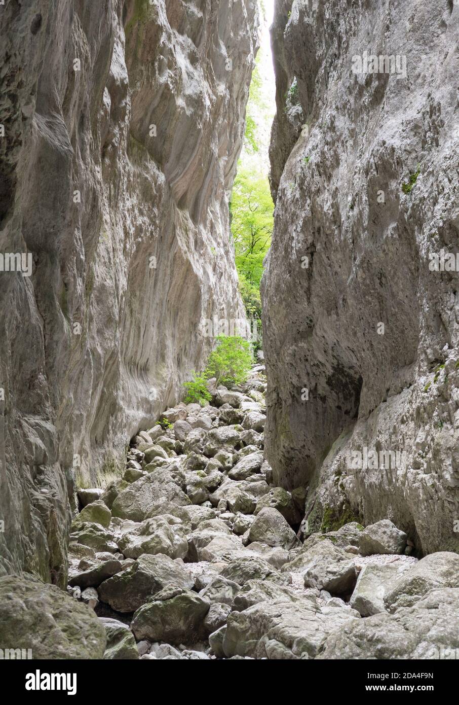 Gole di Celano (Italia) - un'attrazione naturalistica selvaggia per gli escursionisti del Parco Naturale Sirente-Velino, regione Abruzzo, comuni di Aielli e Celano Foto Stock