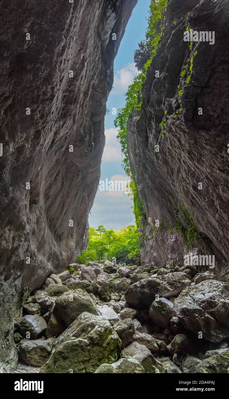 Gole di Celano (Italia) - un'attrazione naturalistica selvaggia per gli escursionisti del Parco Naturale Sirente-Velino, regione Abruzzo, comuni di Aielli e Celano Foto Stock