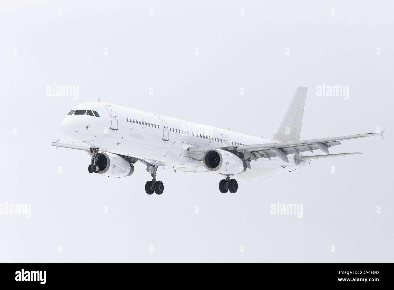 Piano bianco con telaio nel cielo, modalità di atterraggio. Volo aereo passeggeri Foto Stock