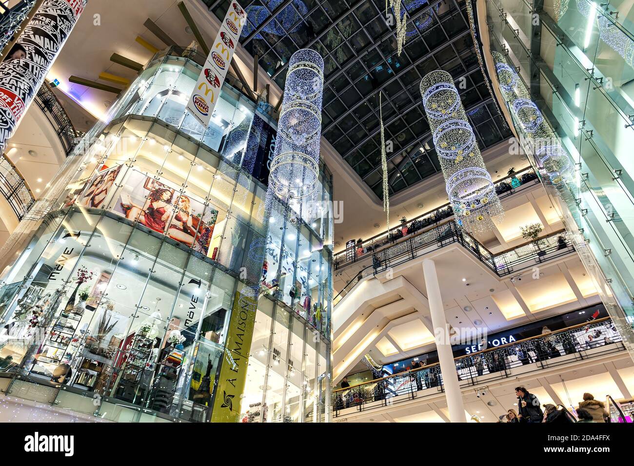 All'interno del centro commerciale Palladium decorato per le vacanze di Natale - uno dei più grandi centri commerciali di Praga, Repubblica Ceca. Foto Stock