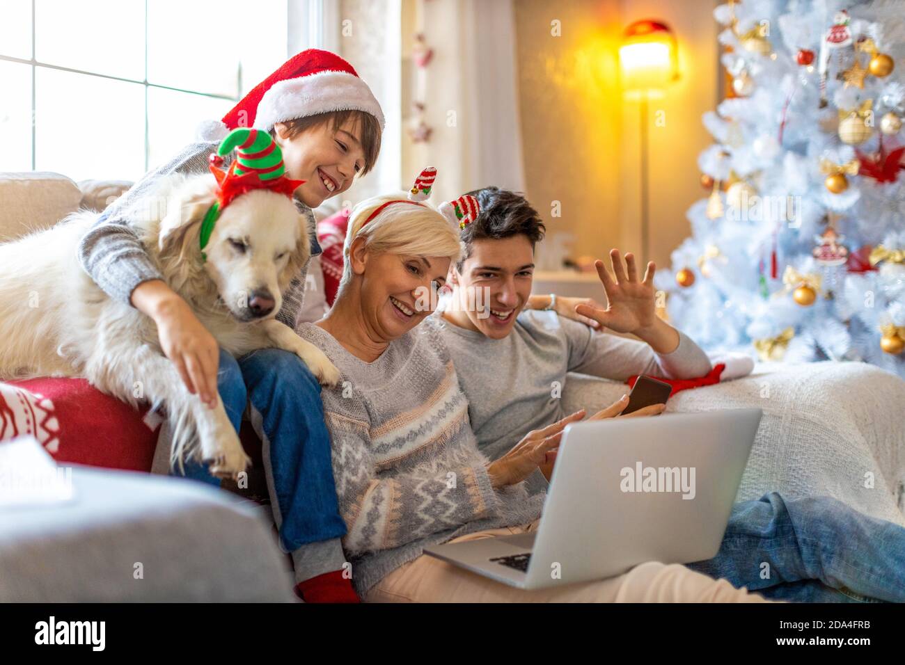 La famiglia effettua una videochiamata la mattina di Natale Foto Stock