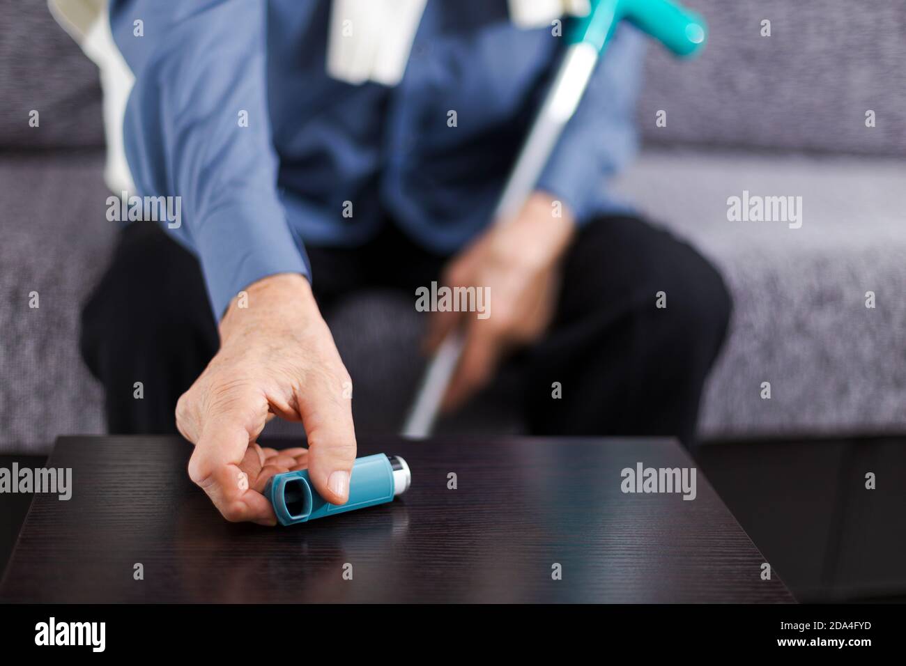 Persona che soffre di asma attacco raggiungere inalatore. Persona anziana. Foto Stock