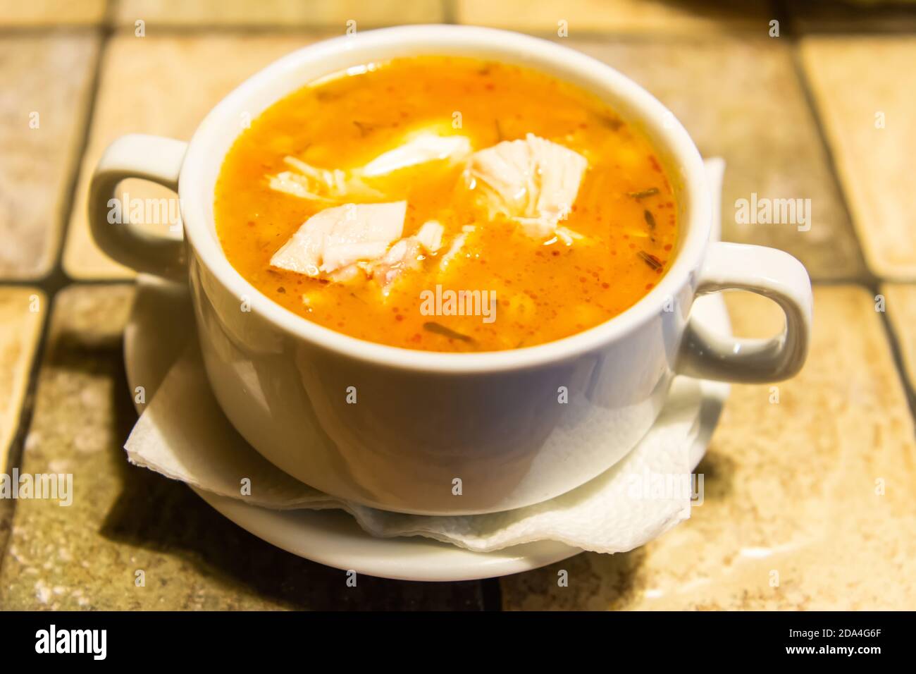 Ciotola di zuppa di pollo a Mosca, Russia. Foto Stock