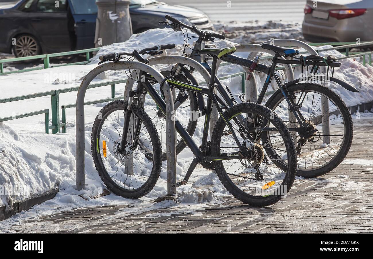 Bicicletta in inverno Parcheggio in strada Foto Stock