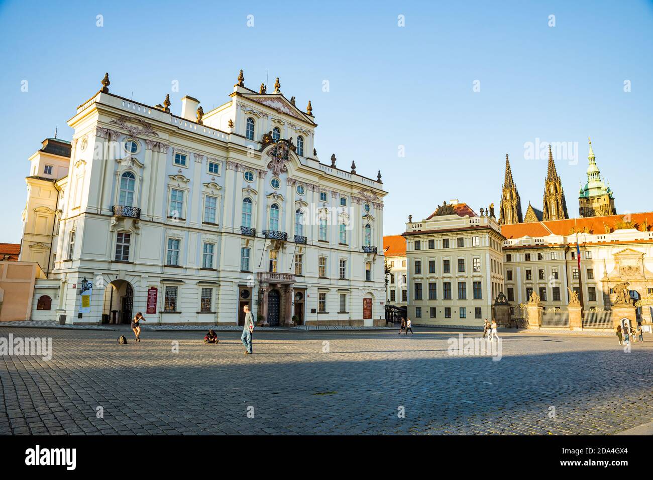 Praga, repubblica Ceca - 19 settembre 2020. Piazza Hradcanske namesti senza persone durante le restrizioni di viaggio - Palazzo arcivescovile Foto Stock