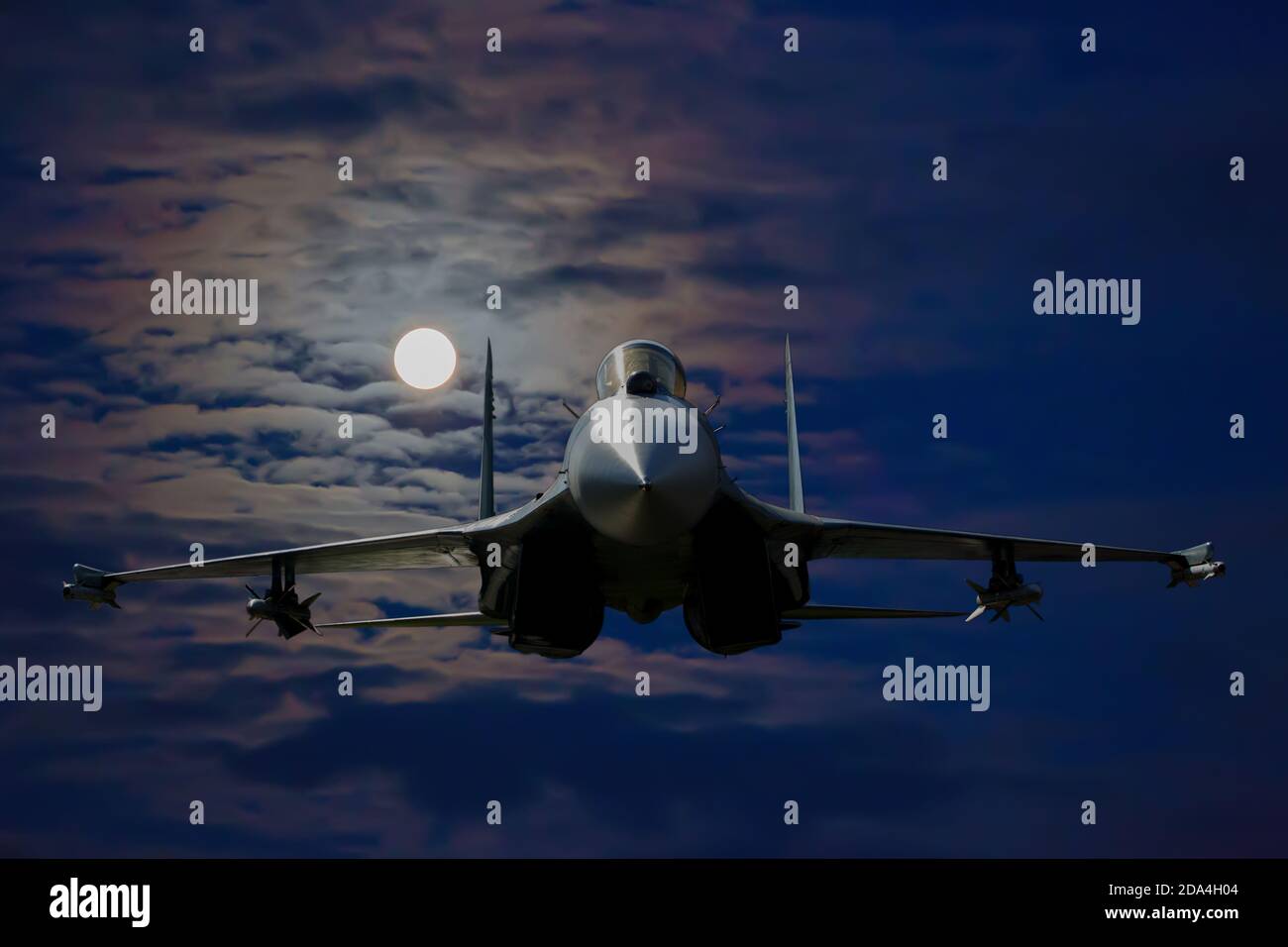 Aereo militare russo nel cielo in una notte illuminata dalla luna Foto Stock