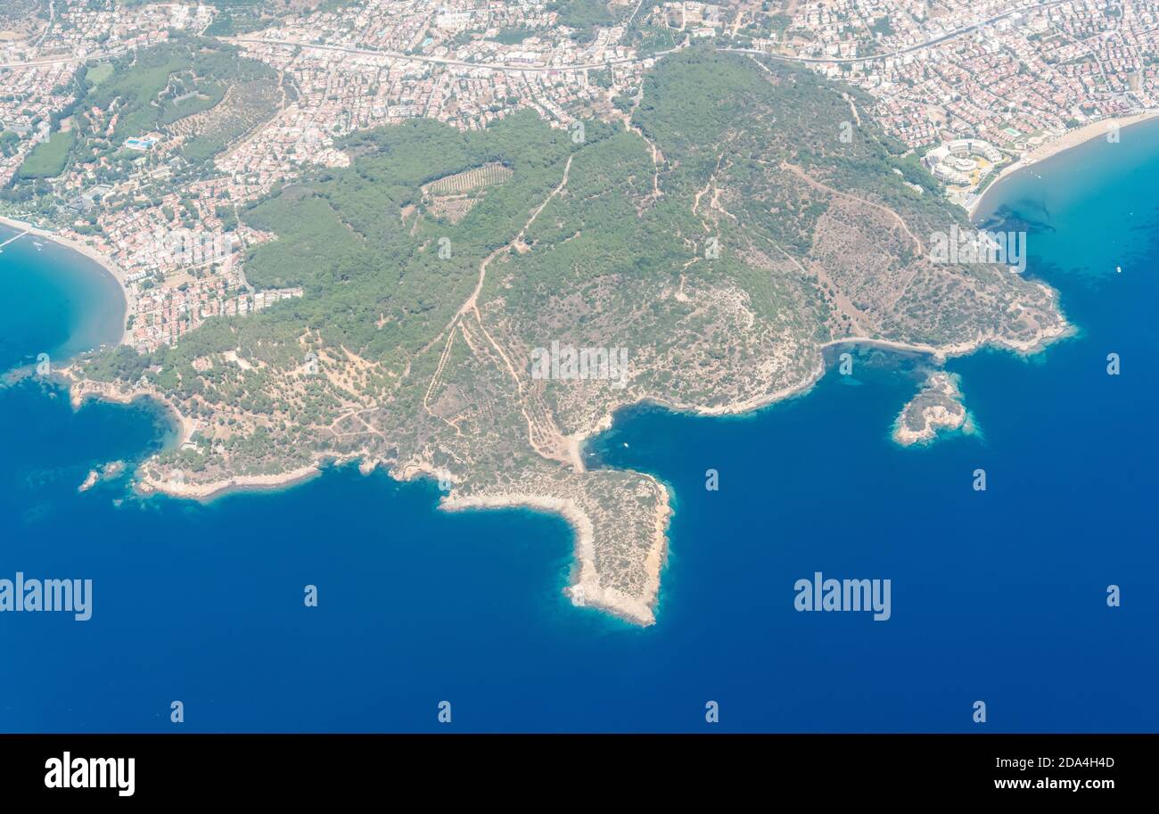 Vista aerea sulla penisola di Kalemlik nella località turistica costiera di Ozdere, nel distretto di Menderes, nella provincia di Smirne, in Turchia. Foto Stock