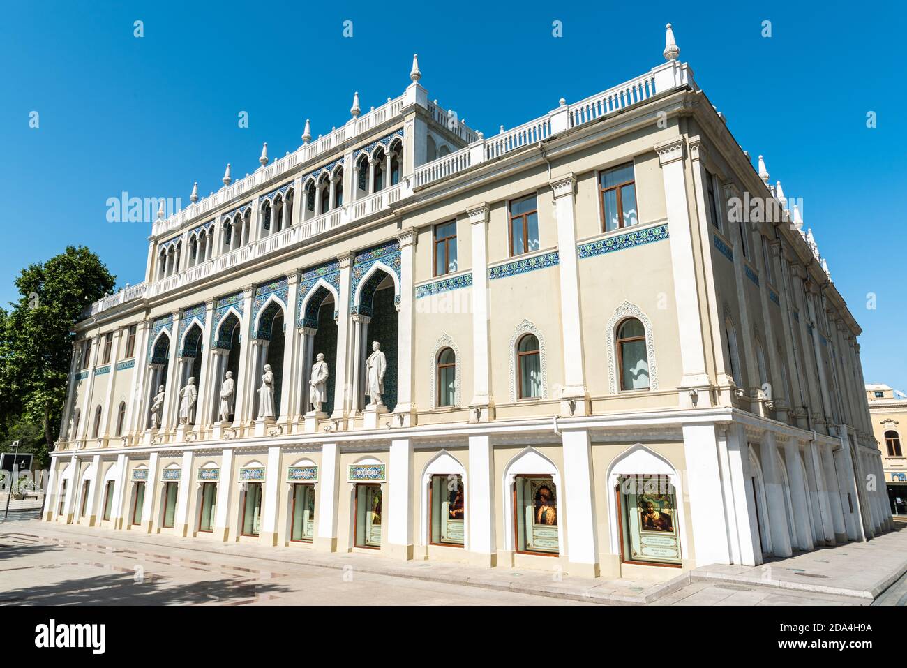 Baku, Azerbaigian – 4 luglio 2020. Costruzione del Museo Nizami della Letteratura dell'Azerbaigian in via Istiglaliyyat a Baku. Vista esterna dell'edificio Foto Stock
