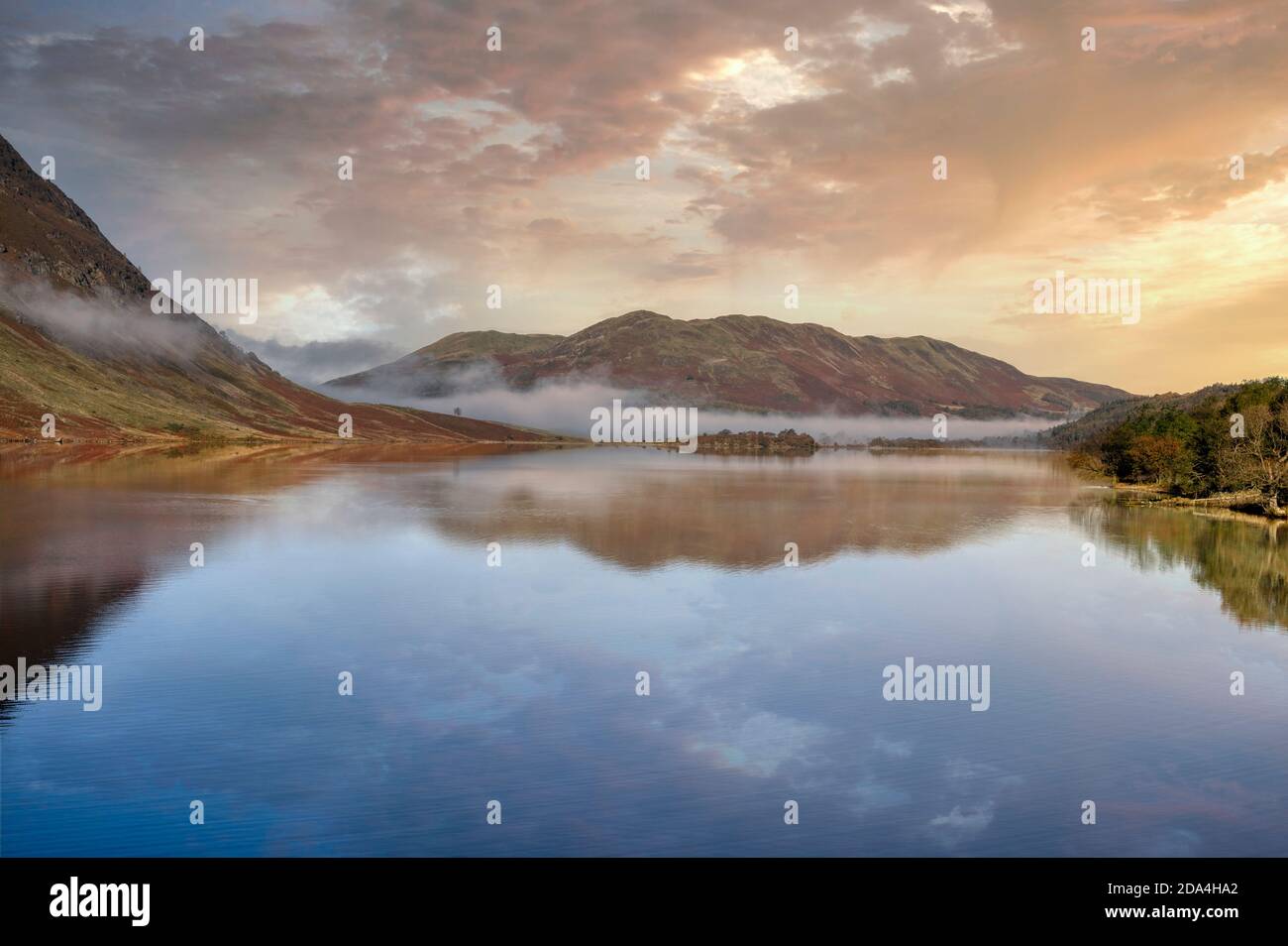 Vista su tutta Crummock acqua nel distretto del lago guardando verso il basso è sceso. Un banco di nebbia si trova in corrispondenza della parte superiore del lago Foto Stock