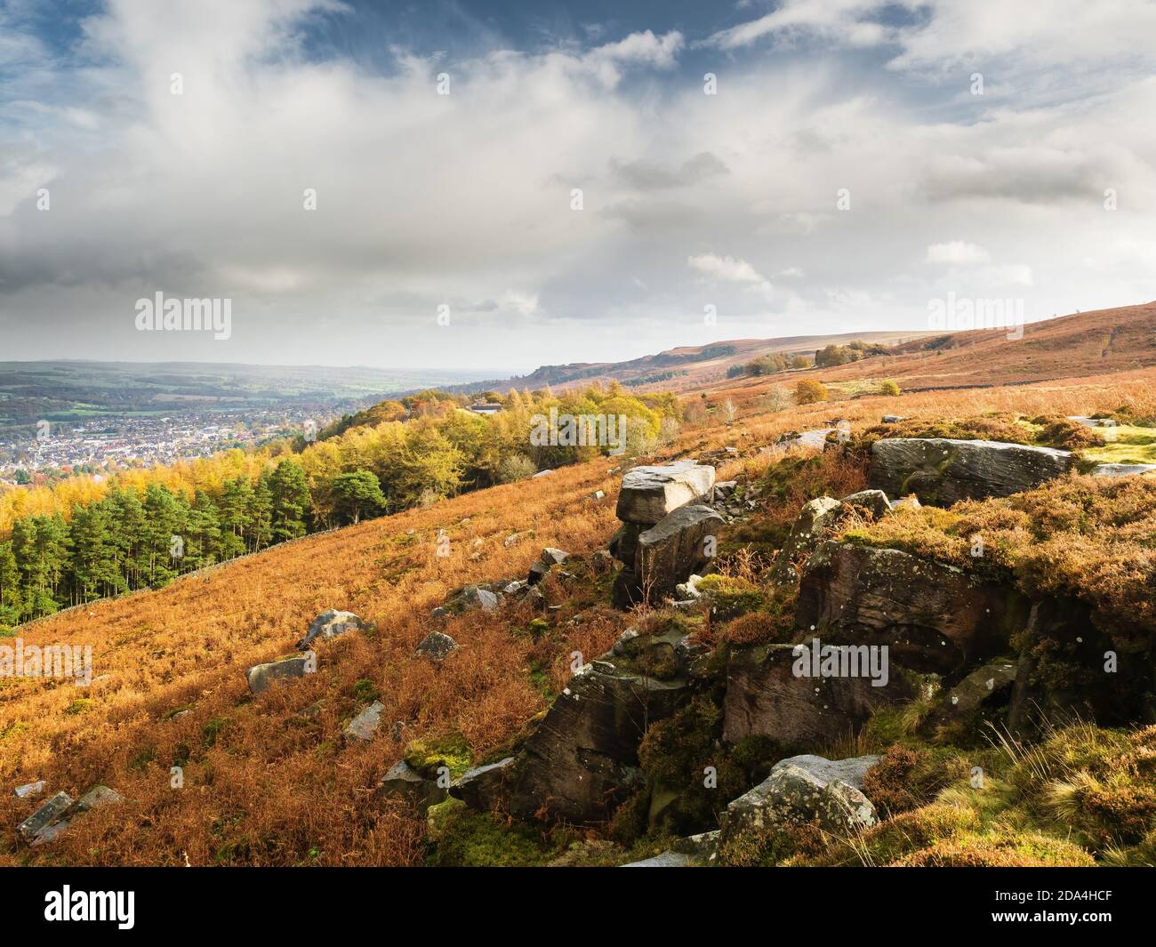 Affioramenti rocciosi con vista su Wharfedale. Ilkley Moor. Yorkshire Foto Stock