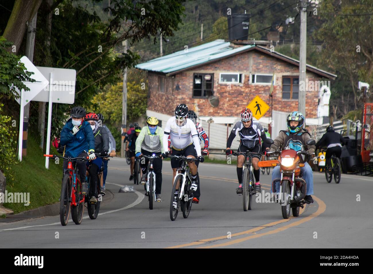 LA CALERA COLOMBIA - OTTOBRE, 2020: Gruppo di ciclisti amatoriali che arrivano al noto Alto de Patios sulla strada tra Bogotà e la Calera sulla strada Foto Stock