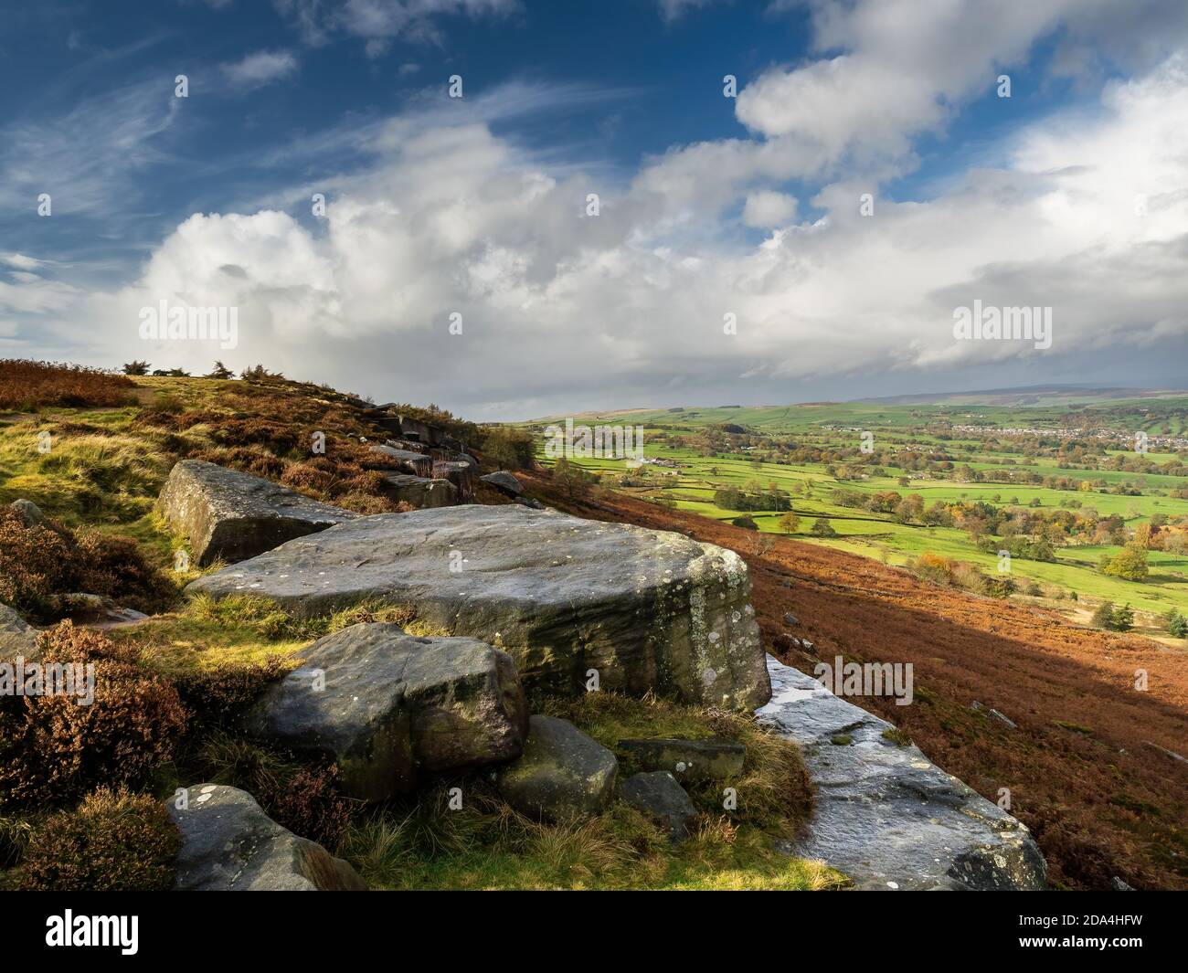 Affioramenti rocciosi con vista su Wharfedale. Ilkley Moor. Yorkshire Foto Stock