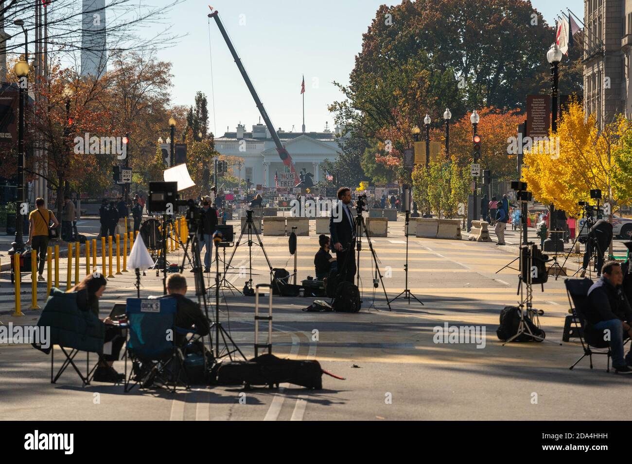 Washington, Stati Uniti. 09 novembre 2020. Le reti locali e straniere trasmettono le viste post-elettorali di BLM Plaza a Washington, DC lunedì 9 novembre 2020. Foto di Ken Cedeno/UPI Credit: UPI/Alamy Live News Foto Stock