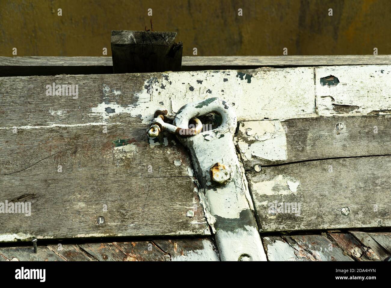 Vecchio gancio di corda su un ponte di barca Foto Stock