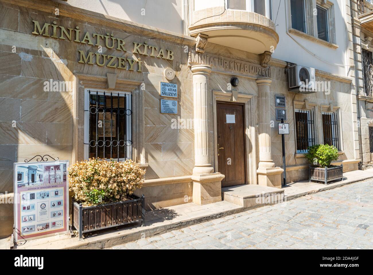 Baku, Azerbaigian – 6 luglio 2020. Vista esterna del Museo dei Libri in miniatura nella città vecchia di Icheri Sheher di Baku. Foto Stock