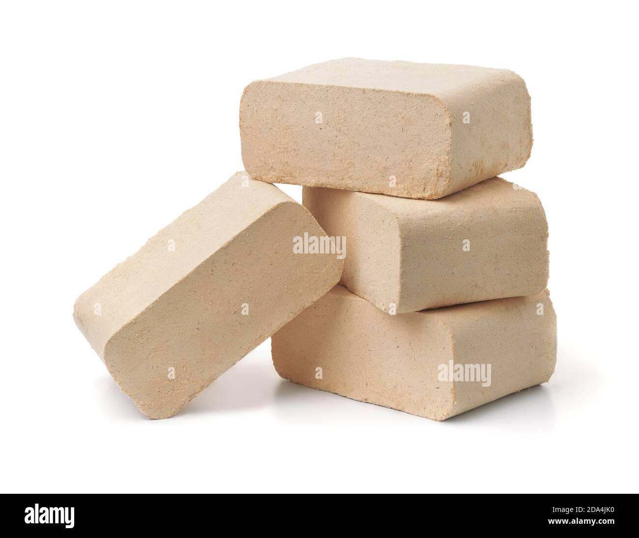 Bricchetti bio di combustibile di segatura pressata isolati su bianco Foto Stock